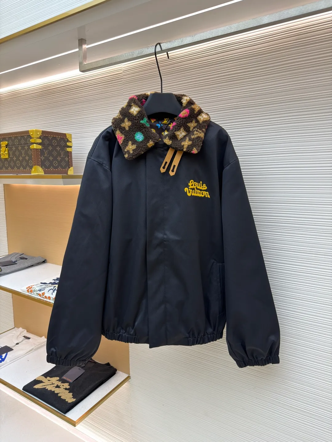 LOUIS VUITTON x Tyler color printed fur collar jacket ●Original version: Purchased and developed by 36999 ●Item number: 1681757-B80 ●Fabric: cotton fabric ●Technology: Printing ●Color: black ●Version: fitted version ●Weight: about 885 grams ●Size: S-M-L-XL ●Description: The main body is made of high-density windproof fabric, treated with a water-repellent coating, which is both durable and protective; the neckline is spliced with Monogram pattern lamb wool material, which is fixed through a constant temperature composite process. It feels soft and fluffy and is not easy to shed, improving warmth and styling. The body is decorated with brand letter embroidery, using three-dimensional embroidery thread technology. The color is full and the texture is clear, highlighting the recognition. The version is loosely cut, with horn buckle + drawstring design, making it easy to put on and take off and adaptable to various body shapes; the elastic cuffs enhance wind resistance. The stitching of the whole garment is neat, with no exposed threads at the splicing points. The size is measured manually (an error of 1-3CM is normal). The craftsmanship balances practical attributes and brand trend style. It is a single product that has both warmth and style. The overall wiring is straight and delicate, the fabric is comfortable and soft, and the color is consistent without color difference. It can be matched with the same style to create a fashionable look and control various occasions. Customized accessories, complete with three standards, same style for men and women!